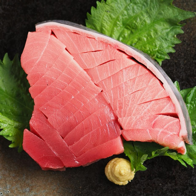 本マグロの中トロ断面刺身、切り方と盛り付け方