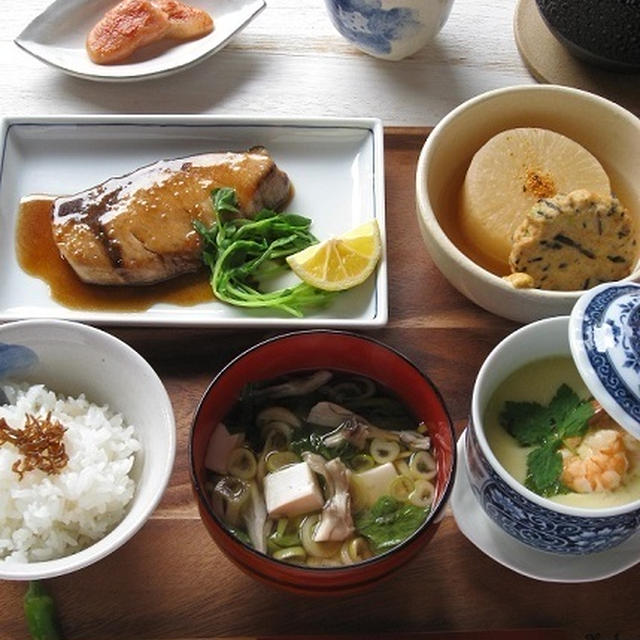 ストウブで♪ 大根とがんもの煮物、ブリの照り焼き、茶わん蒸しなど。