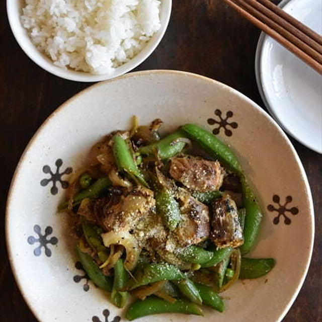 フーディストノートでの連載更新しました♪カレー風味が食欲そそる！「スナップエンドウとさば缶のカレー炒め」