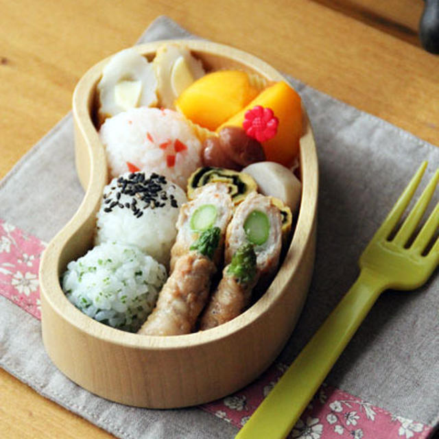 アスパラの豚巻と３色おにぎりのお弁当