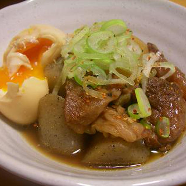 ゆで卵がとろり。にんにく入り牛筋の煮込み