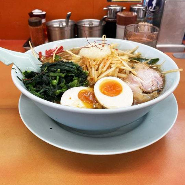 熟成味噌もやしラーメンを背脂変更多めで啜る 〜ほうれん草・LINEクーポン味付き玉子 ・山岡家〜