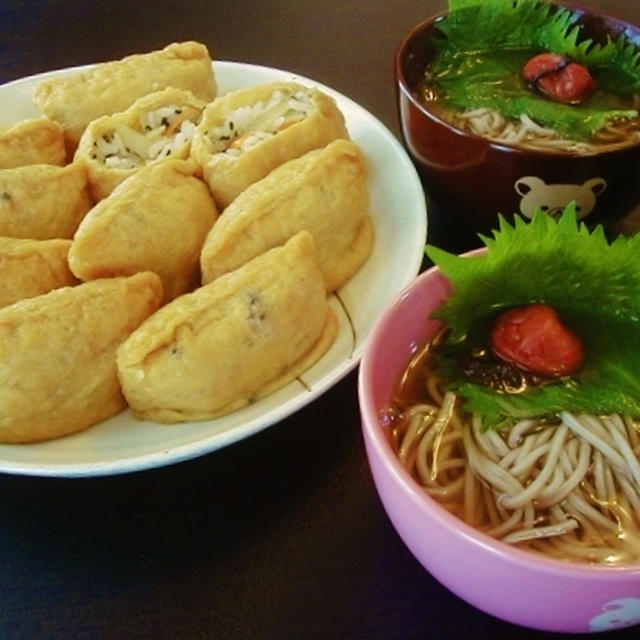 稲荷寿司と梅紫蘇ミニ蕎麦
