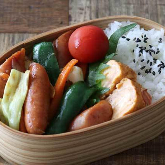 ぱぱっと炒めて簡単！野菜とウインナーのカレー炒め弁当