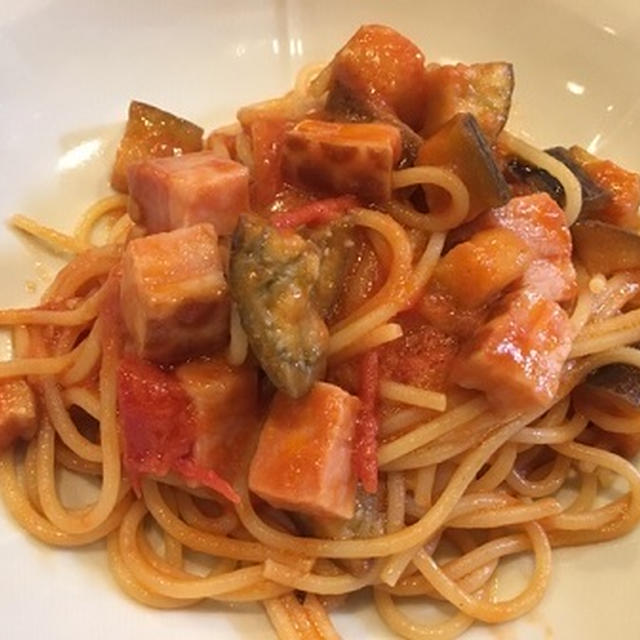 ベーコンと茄子とトマトのパスタ