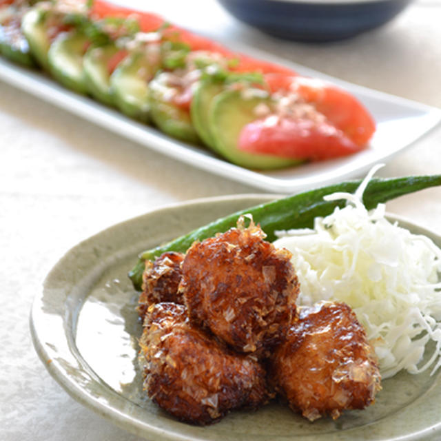 触発～鶏むね肉のかつおぶし衣竜田揚げ。アボカドトマトのおかかにんにくしょうゆ浸し。