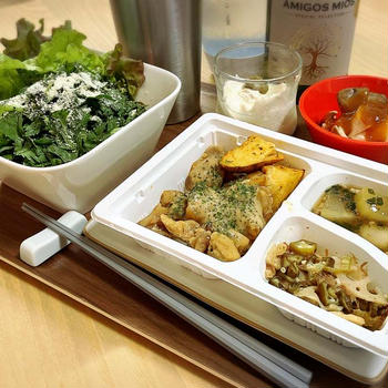 簡単お惣菜　春菊と塩昆布胡麻チーズサラダ　の献立。