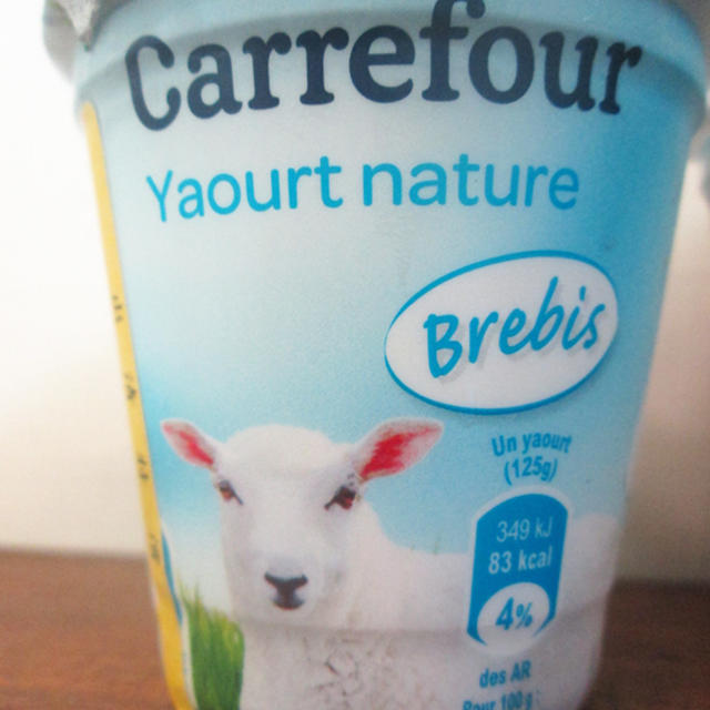 0915【台湾】カルフール　★　ヨーグルトのお乳は、牛？　羊？　ヤギ？　