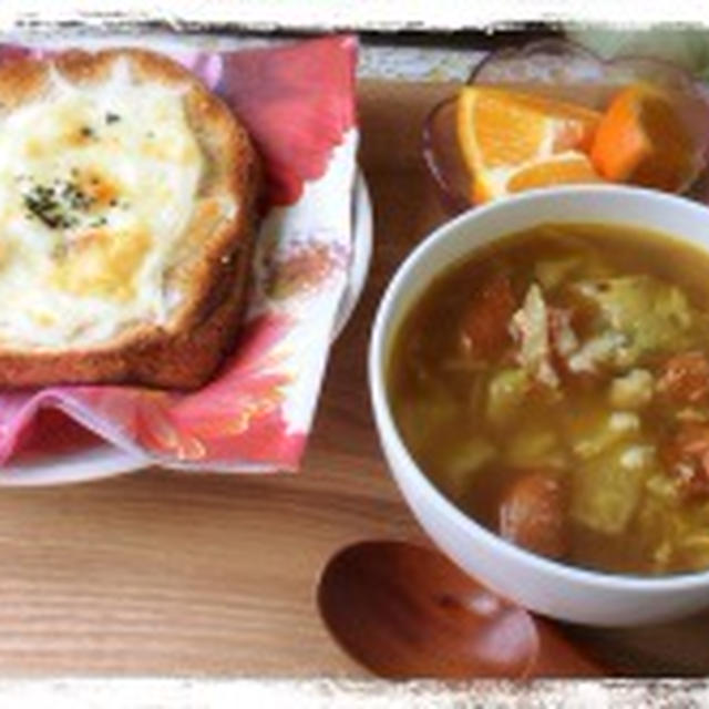 キャベツのカレースープと新玉ねぎのダブルチーズトーストで朝ご飯