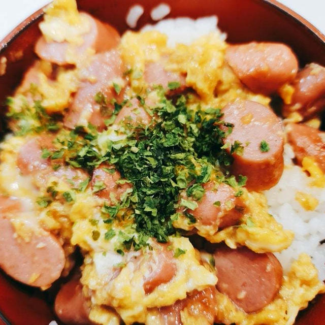 【レシピ】最強に美味しい一度食べたらハマる♡ウインナーたまご丼