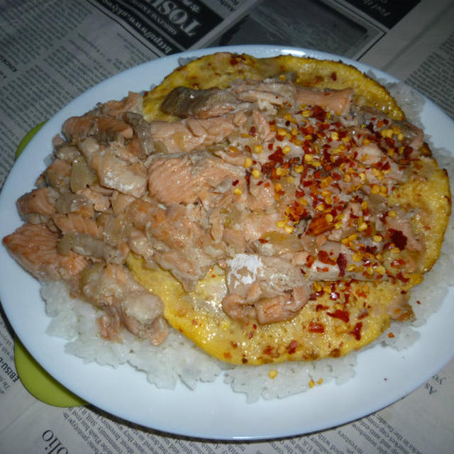 サーモン＋フレドレのオープン･オムレツのカフェ丼