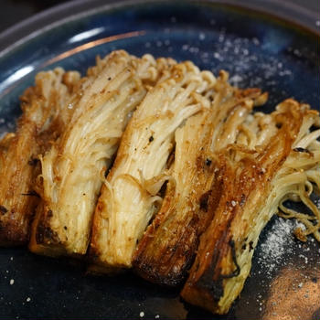 ろく助塩をかけてえのきだけを焼いただけで成立する料理