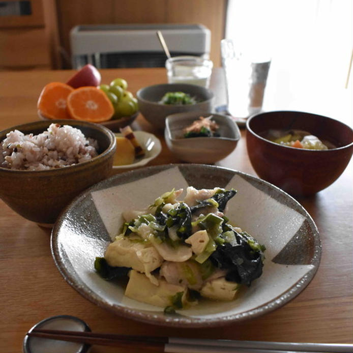 陶器に盛り付けた豚バラ肉と豆腐のねぎだく蒸しやごはん、みそ汁が並んだ食卓