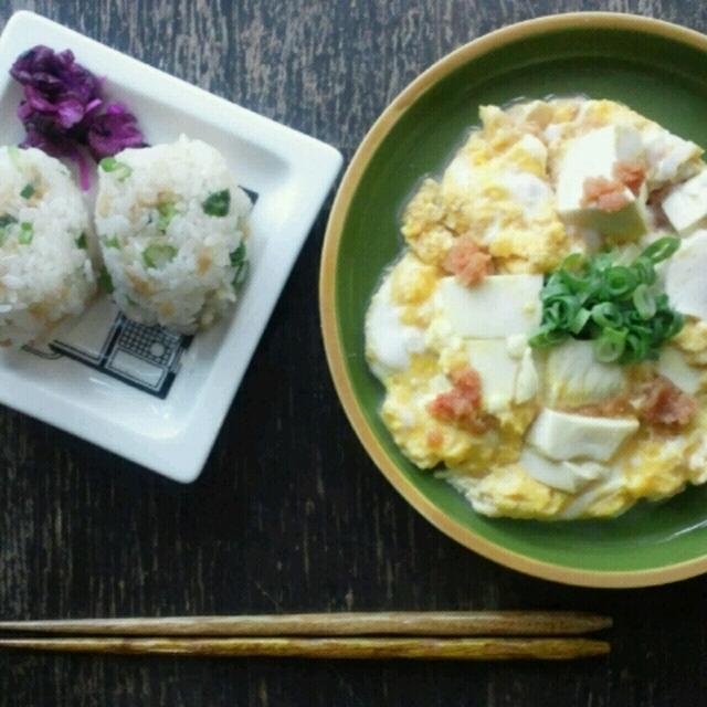 天かすのおにぎりと明太子と豆腐のオープンオムレツ