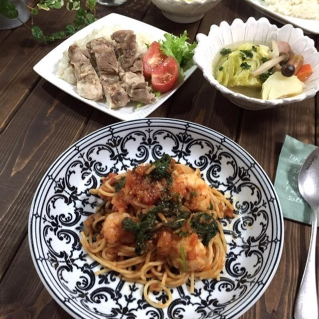ほうれん草と海老のトマトスパゲッティ♪シンガポールチキンライス♪…のんびり過ごした休日♡