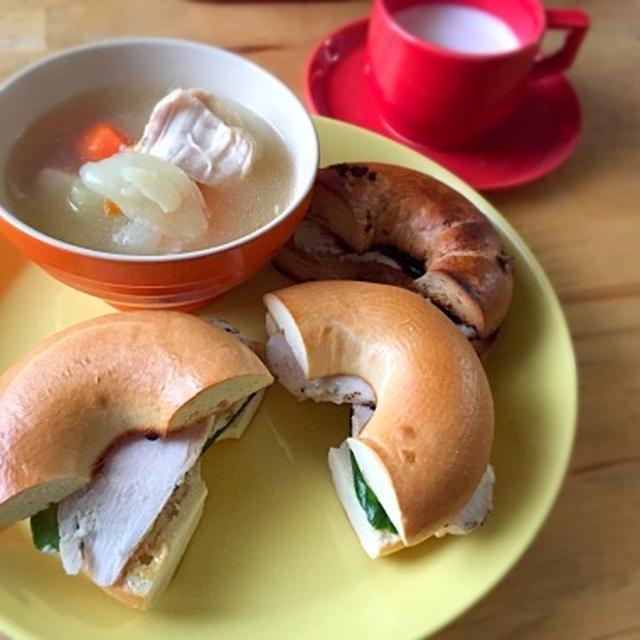 休日の朝ごはん。ベーグルサンドとポトフとカプチーノ
