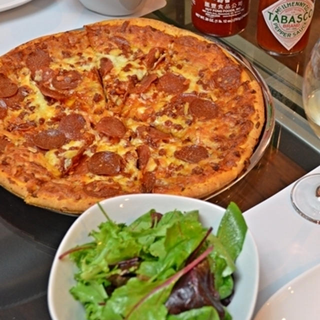 今日の晩ご飯　～スーパーのピザ with スリラチャ～