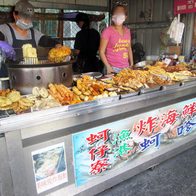 0690　魚市場で【台湾の小吃】 蚵仔包（牡蠣の揚げ玉）★ 食べ比べ！！ 