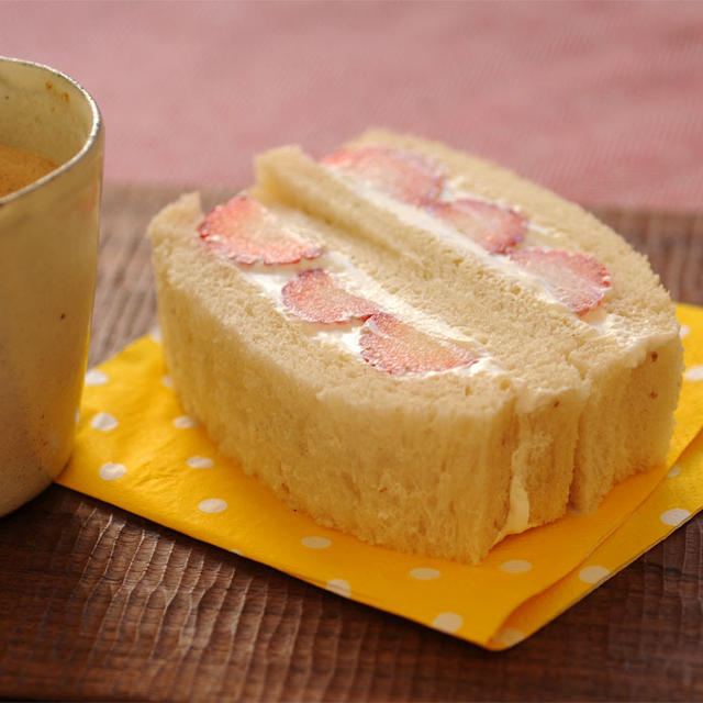 いちごサンド　・　角食パン