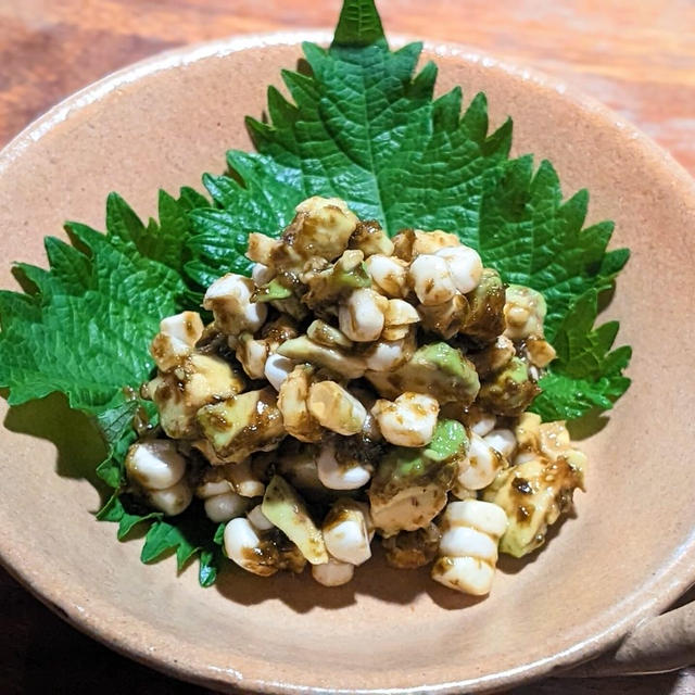 山椒香味油で生コーンとアボカドの海苔和え