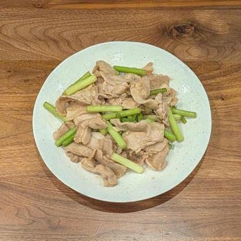 ごはんをおかわりしたくなる！豚肉とにんにくの芽のオイスター炒め！