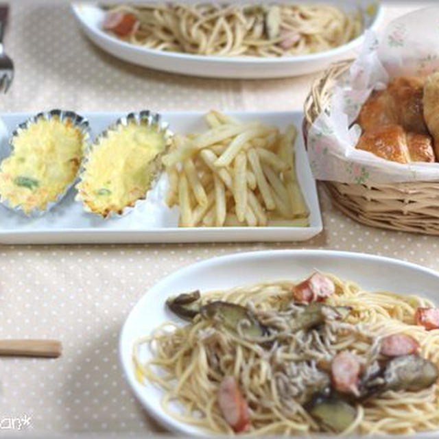 茄子としらすの和風スパゲッティのランチ♪。。。と、お庭の雑草。