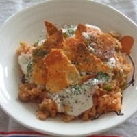 カリカリチーズ＆ホワイトソースをかけたチキンライス