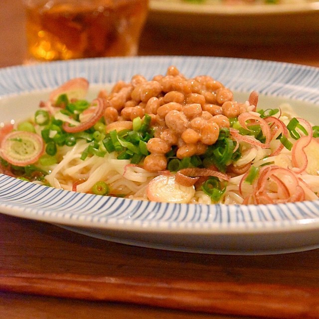 いつもの麺つゆに納豆をたっぷりプラス！納豆みょうがそうめん