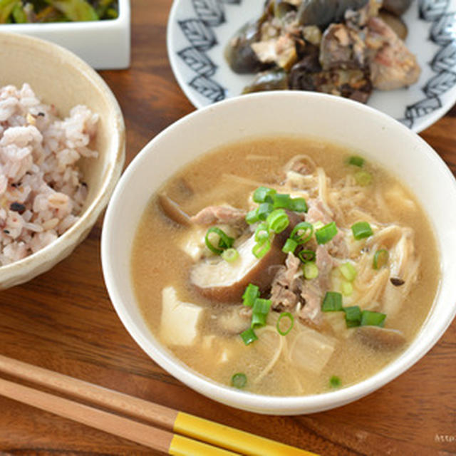 豚きのことくずし豆腐の味噌汁。【具沢山ゴロゴロ汁・食べる味噌汁】