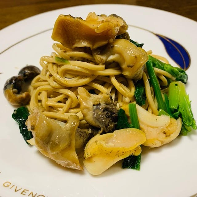 バイ貝とほうれん草の大蒜パスタ