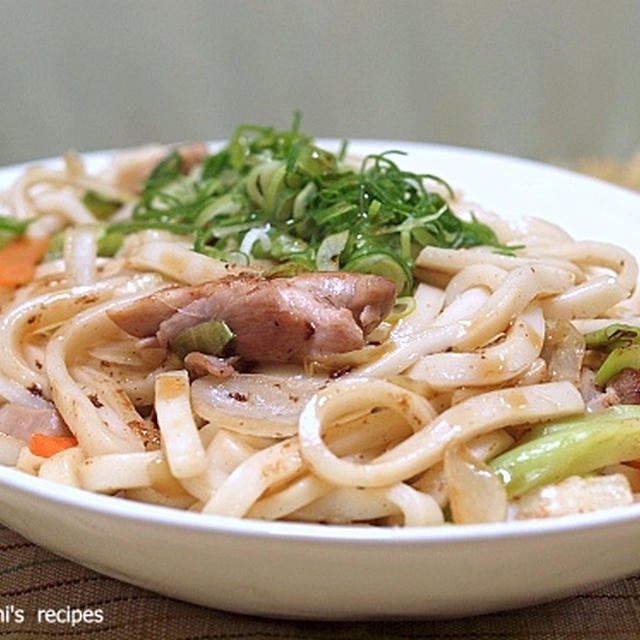 昆布茶風味の焼きうどんと「ポテトの鉄板ホワイトソース焼き」