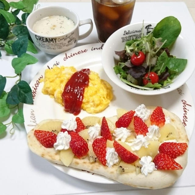 フルーツナンで朝食プレートこんにちはいちごがもうすぐで終わっちゃうので食べ納め。...