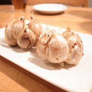 ほくほくアツアツ岩塩でどうぞ。にんにくの丸ごと揚げ｜パパ料理の方程式「素揚げ」