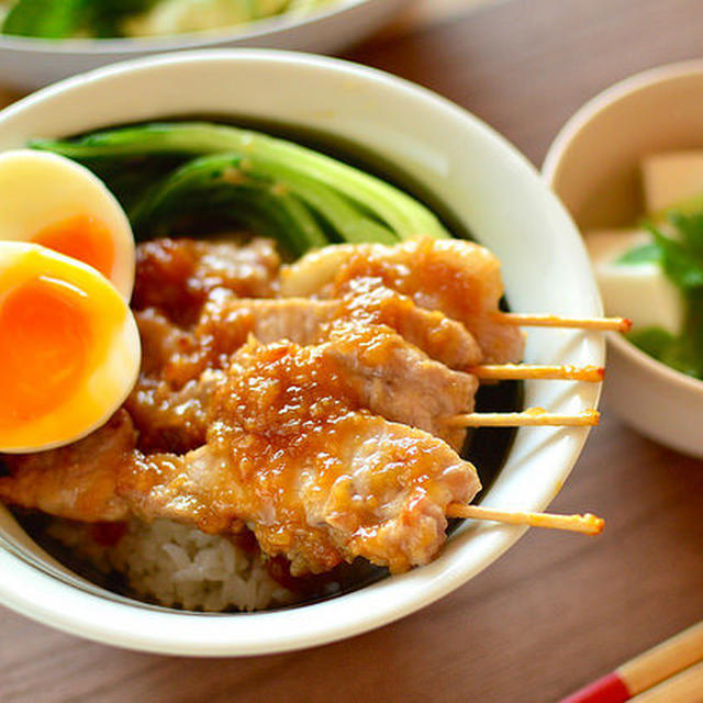 串にさすだけで雰囲気満点♪豚の土手焼き丼