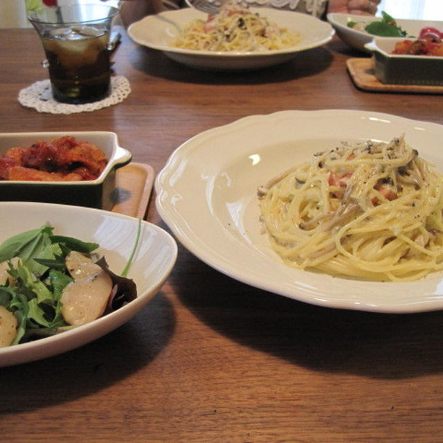 きのことベーコンのクリームパスタとチキンのトマト煮ランチ