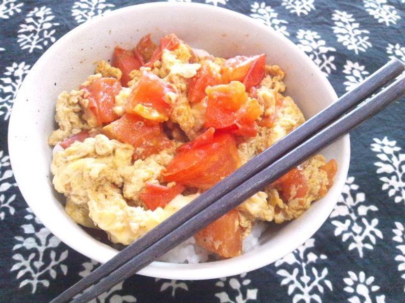 トマトのカレー卵とじ丼