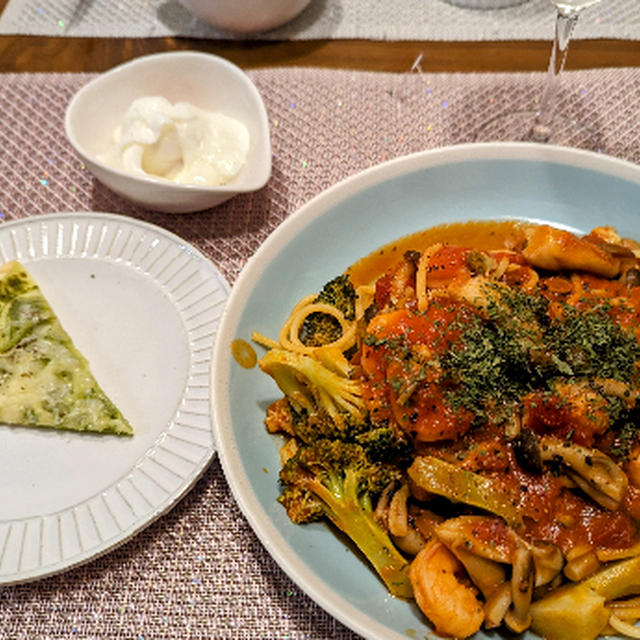 海老とアサリのトマトソースパスタとしらすピザ