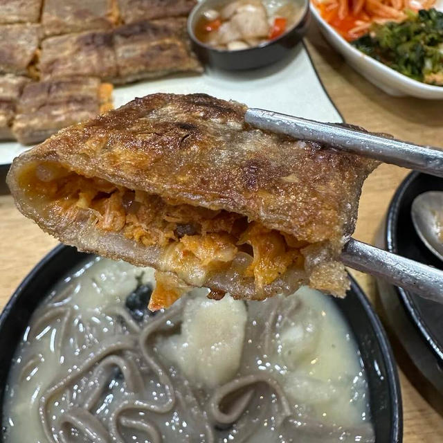ソウル人気店で江原道の郷土料理を！オンシンミ、そば粉の薄皮巻き、マッククス