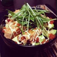 漬けサーモンのアボカド丼