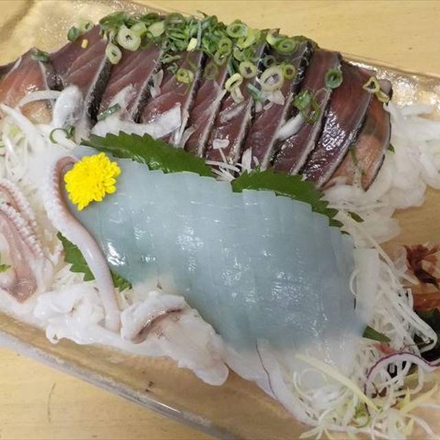 カツオのたたきとイカのお刺身、お惣菜の夕食day