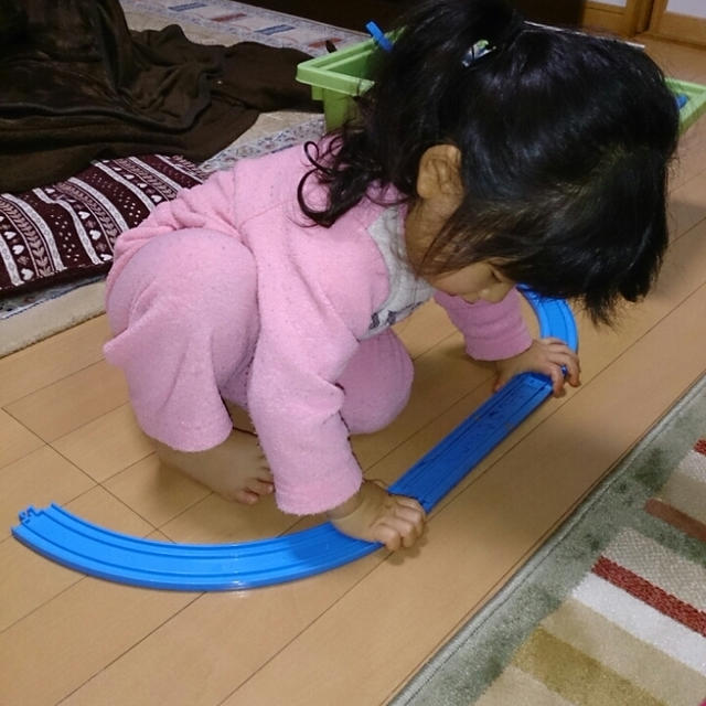 子守りはプラレールで♪