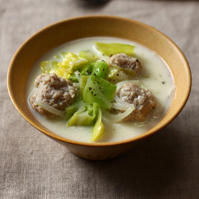 鶏団子と春キャベツの塩麹豆乳スープ