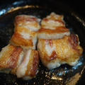 鋳物フライパンで焼く厚切り豚バラ肉のシンプルサムギョプサル