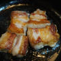 鋳物フライパンで焼く厚切り豚バラ肉のシンプルサムギョプサル