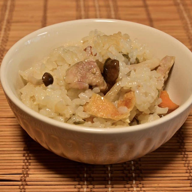 鶏肉としめじの炊き込みご飯。もち米入りで。