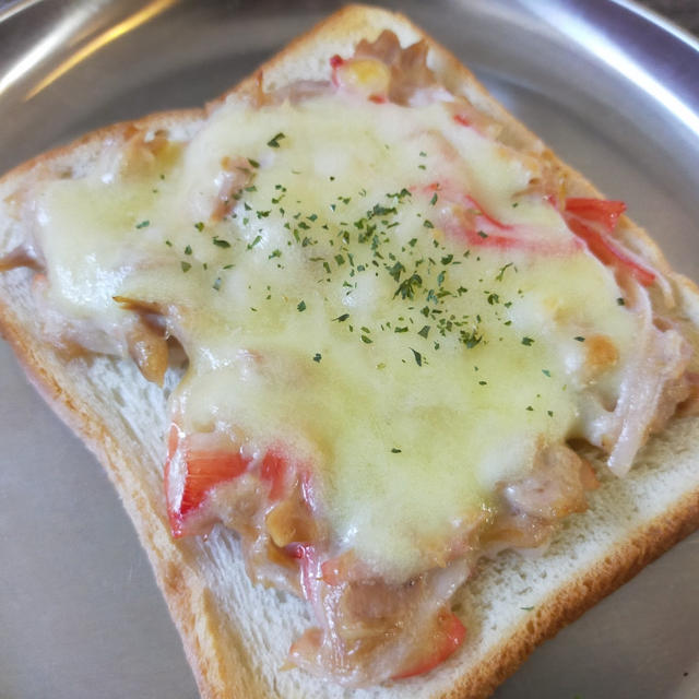 スタッドレスタイヤが無い(；´∀｀)カニカマツナチーズトーストで朝ごはん