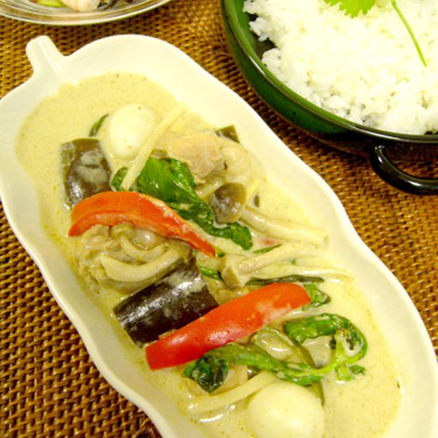 野菜たっぷりタイ風鶏肉のグリーンカレー！！