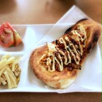 デルソーレ「手のばしナン」で豚キムチナンピザ