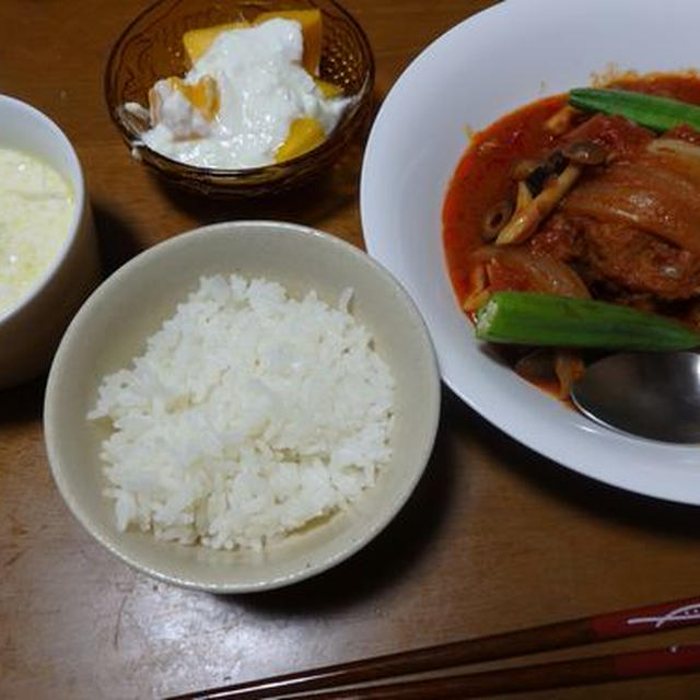 炊飯器で煮込みバーグの夕食