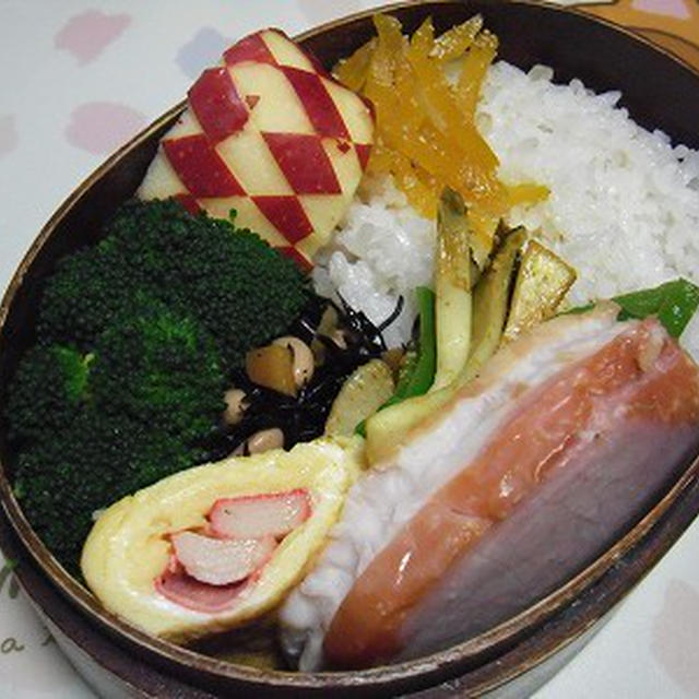ハム弁当。川の字で眠る猫と人間